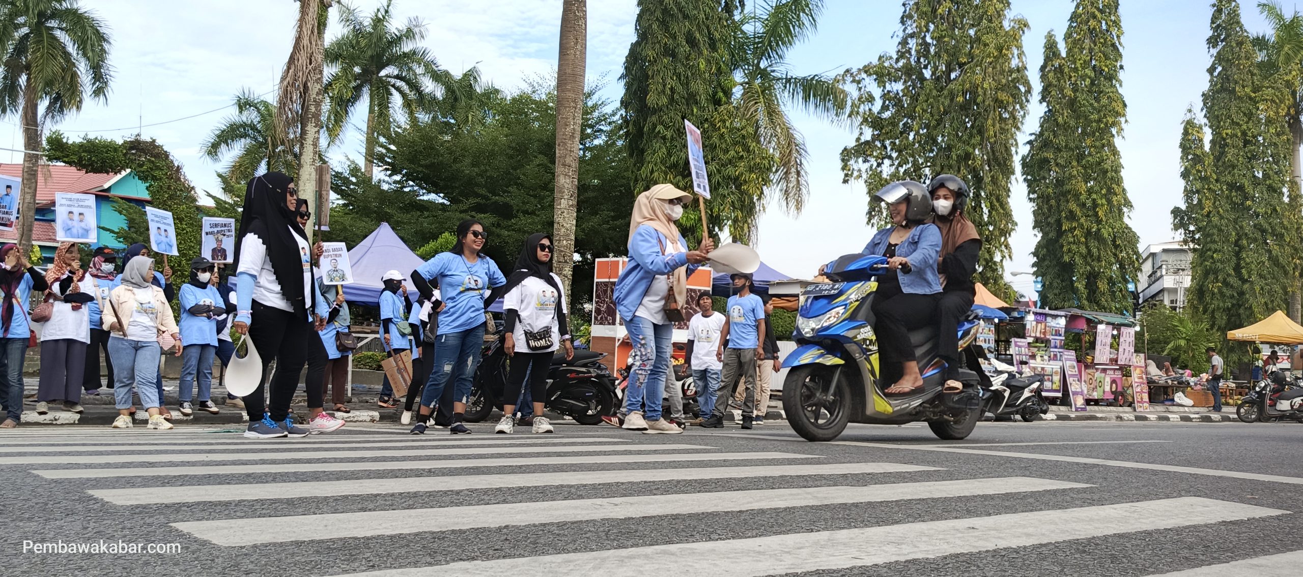 Relawan BAKU GAAS Bagi-bagi Kalender di Alun-alun Nunukan.